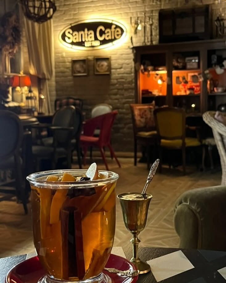 Przytulne wnętrze Santa Cafe w ciepłym świetle