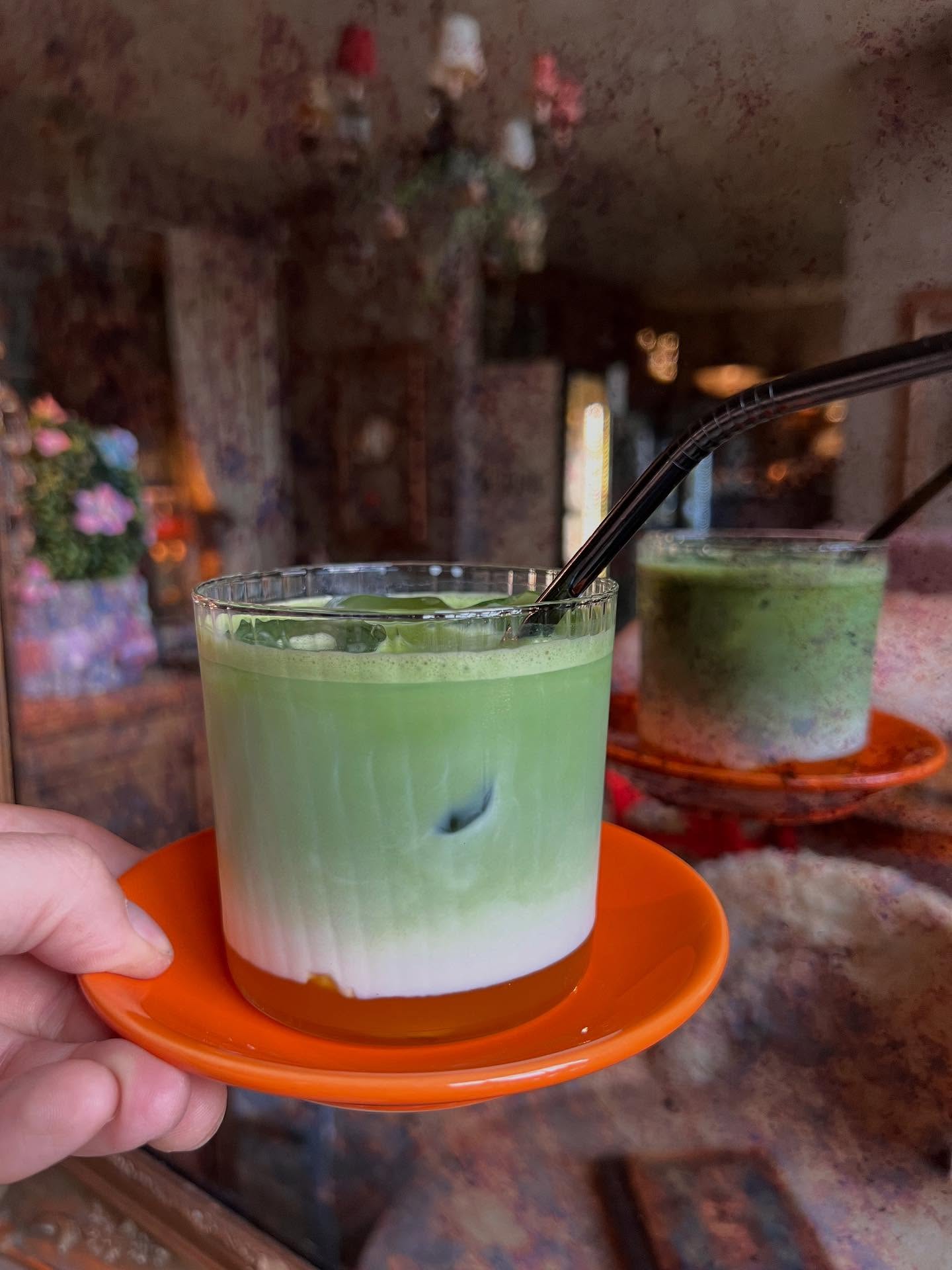 Zielona matcha latte w Santa Cafe