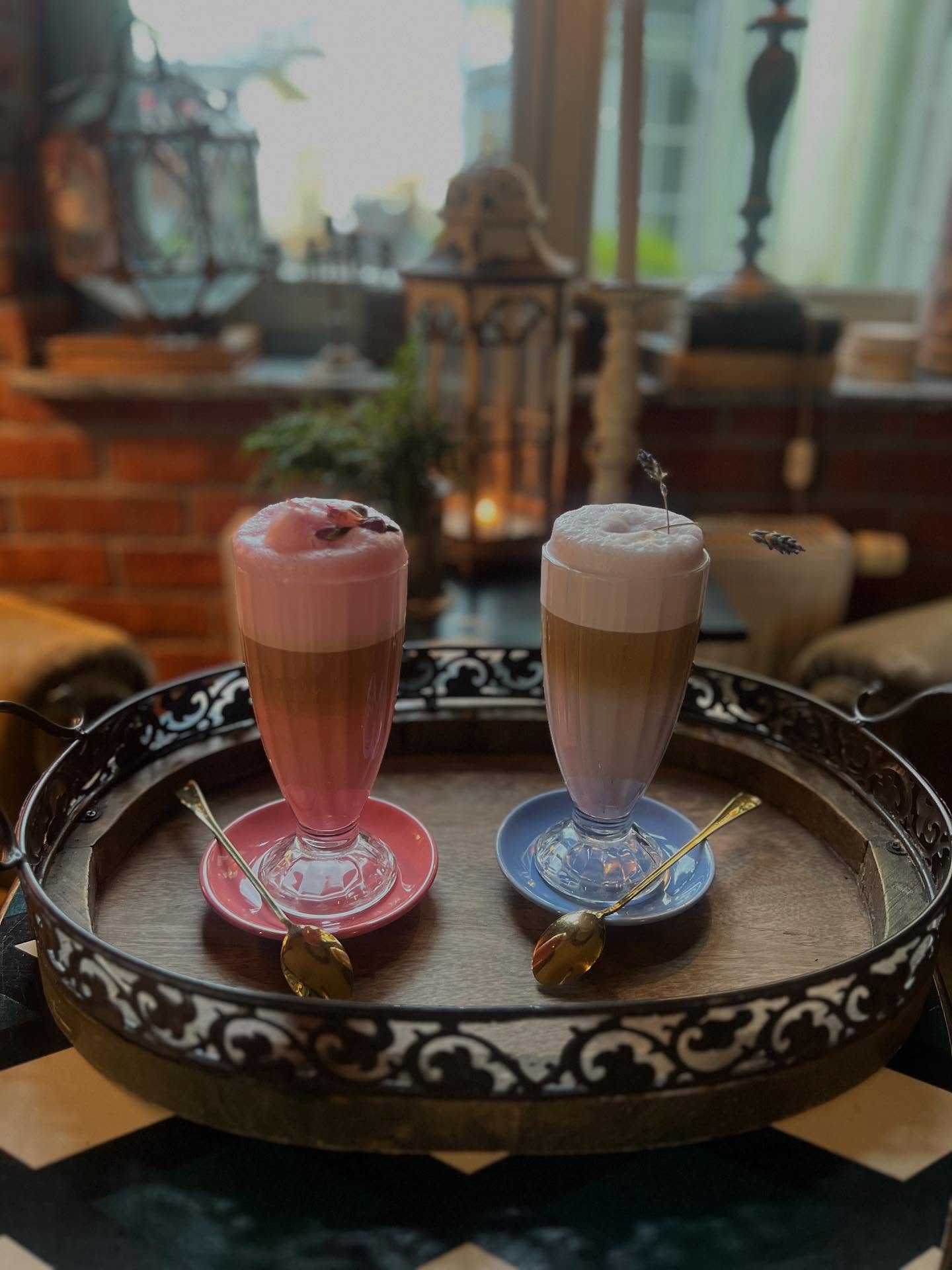 Różana i lawendowa kawa w kolorowych filiżankach Santa Cafe