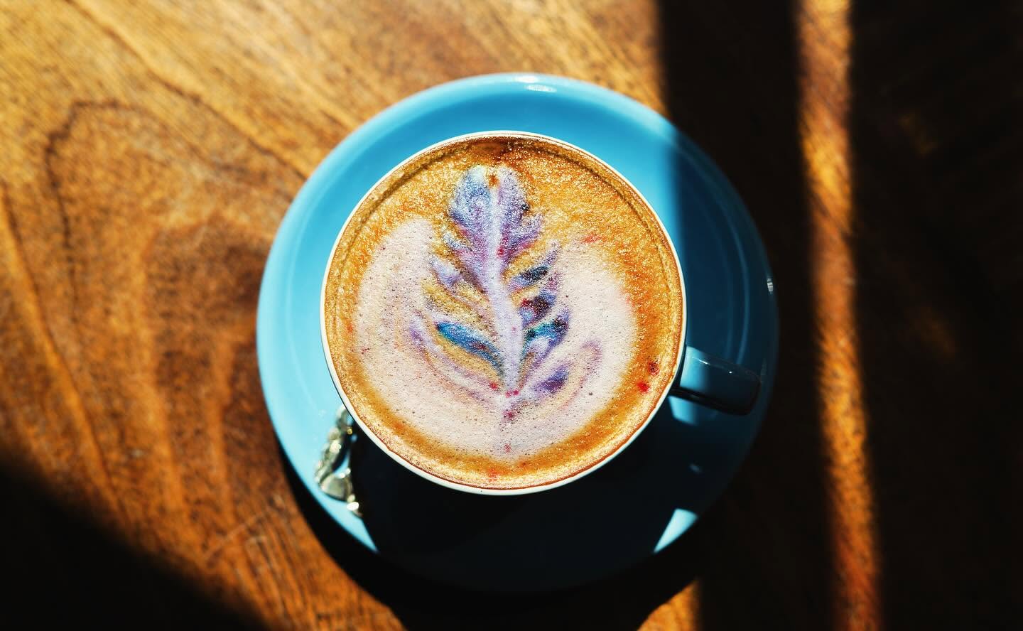 Fiołkowe cappuccino w turkusowej filiżance