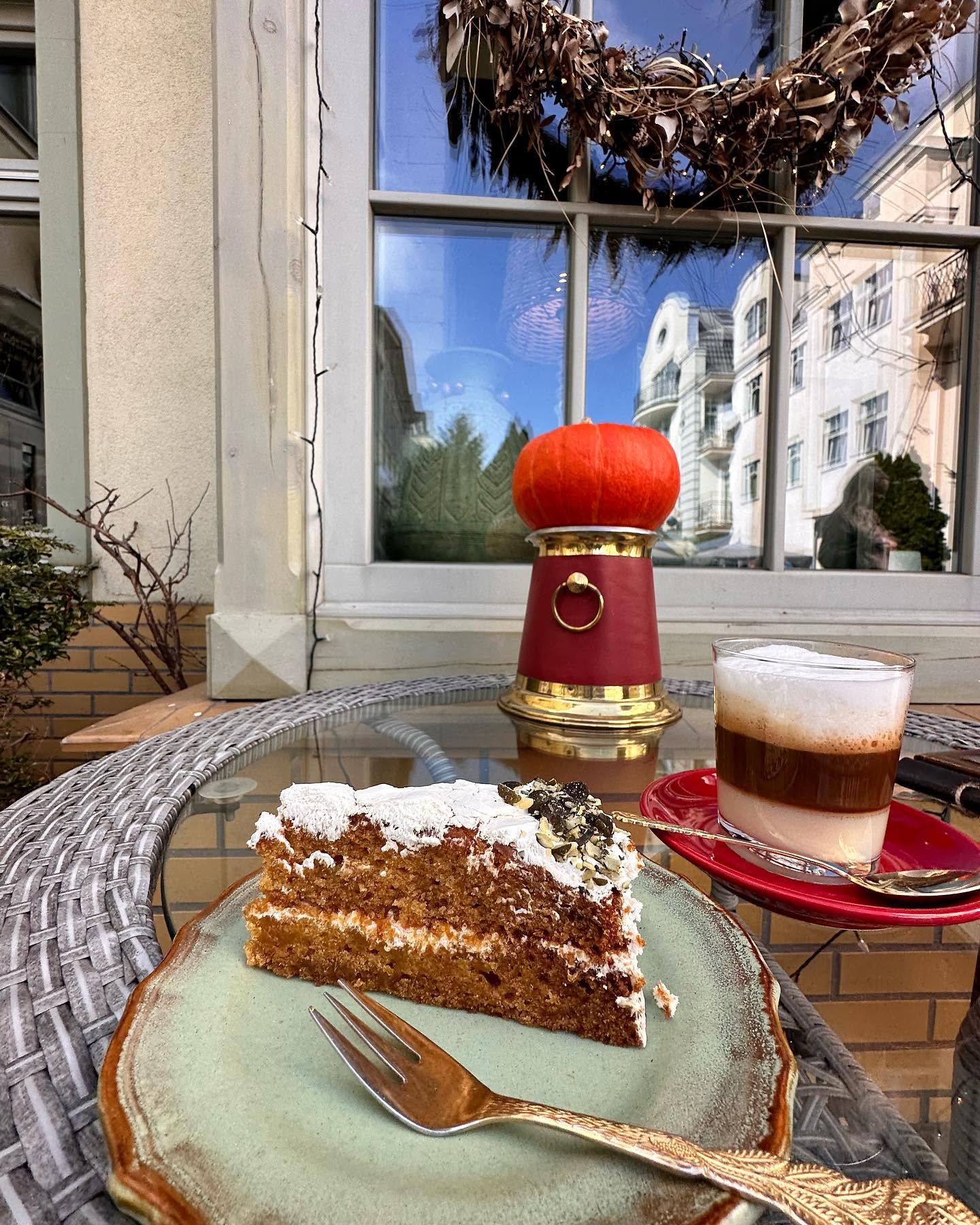 Ciasto i kawa przy oknie Santa Cafe